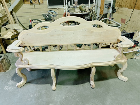 空間創作作家が自作した「真夜中の標本室」のイス