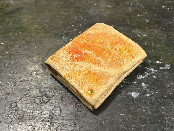 修復作業により形が戻った財布の外側