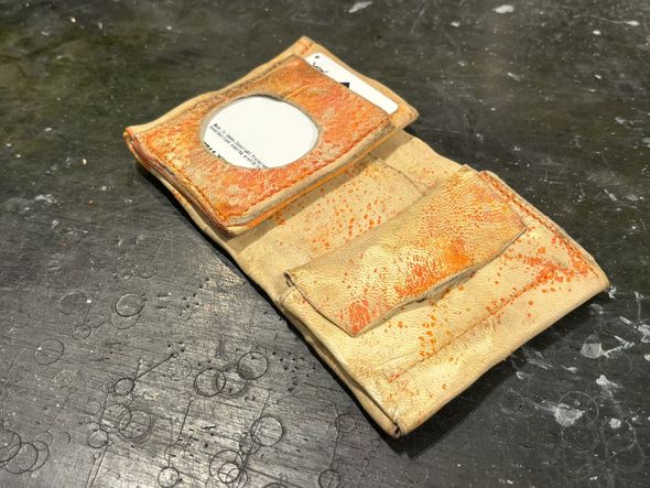 修復作業により形が戻った財布の内側