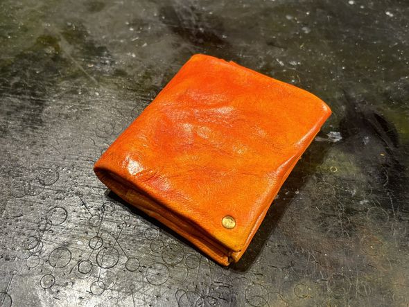 修復作業により色が戻った財布の外側