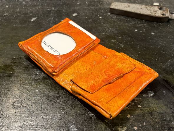 修復作業により色が戻った財布の内側