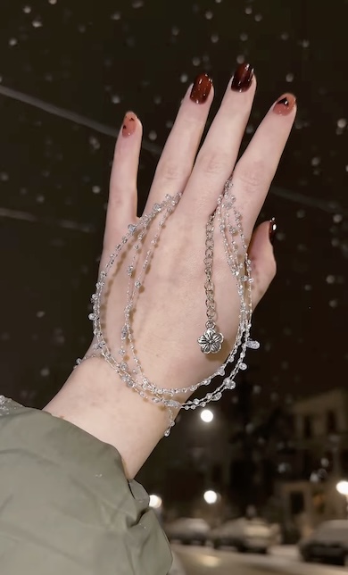 レジンのついた透明糸をつないでアクセサリーとしたところ