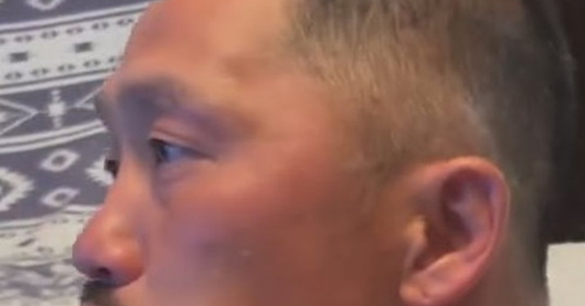 外泊して帰ってきた父に、猫が……　まさかの態度に「これは凄い」「生まれて初めておっさんになりたいと思った」（1/3） | 猫 ねとらぼ