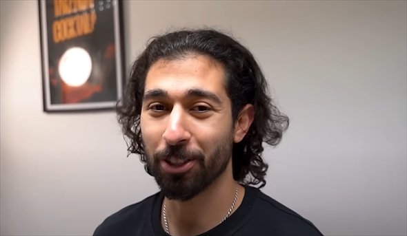 3年間髪を伸ばし続けたロン毛男性