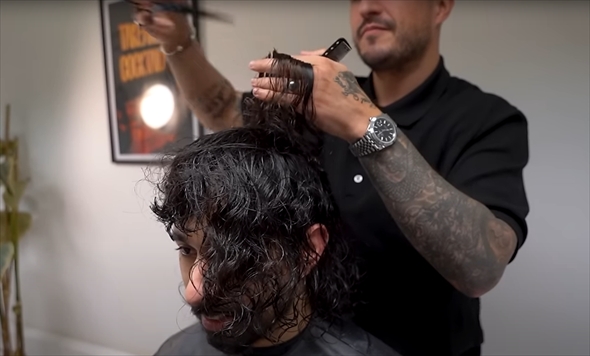 3年間髪を伸ばし続けたロン毛男性