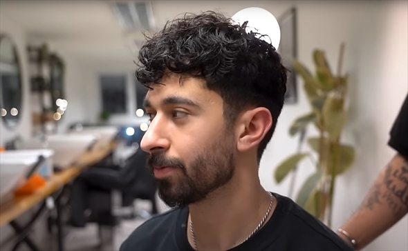 3年間髪を伸ばし続けたロン毛男性