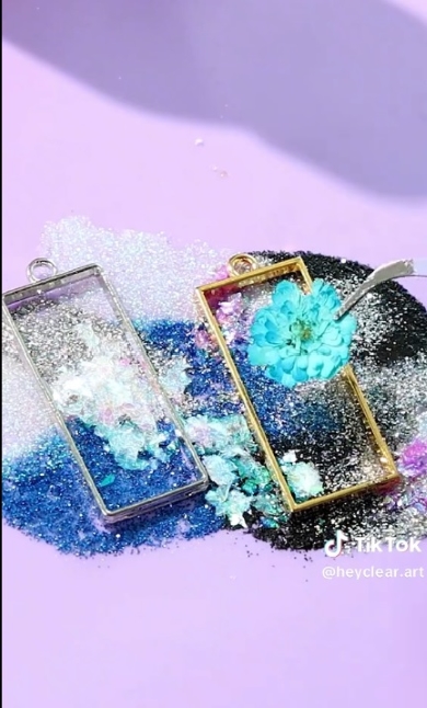 2つのアクセサリーを作成する様子