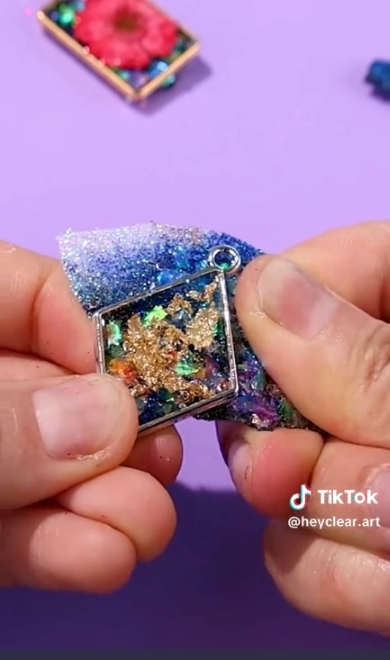 枠からはみ出したラメをカット