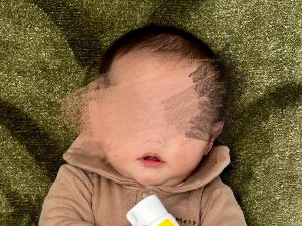 寝る赤ちゃんと絨毯アート