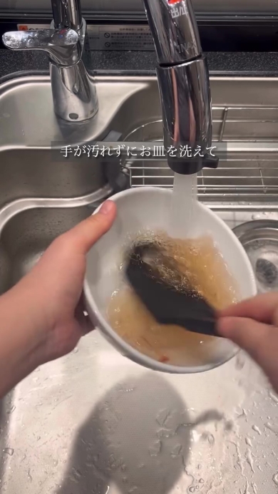 シリコーンスポンジで食器を洗う画像