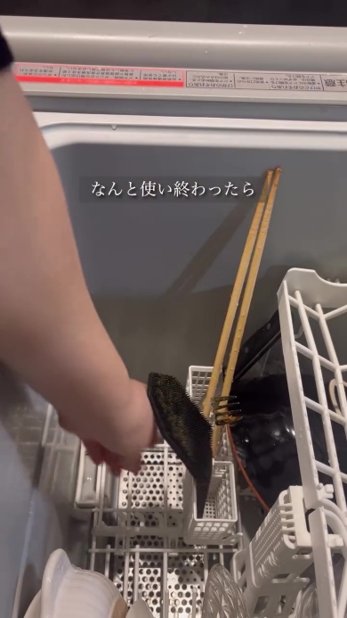 食洗機にシリコーンスポンジを入れる画像