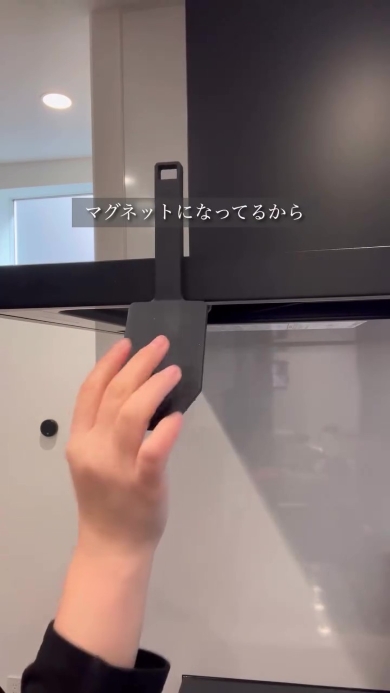 シリコーンスポンジを壁面に貼る画像