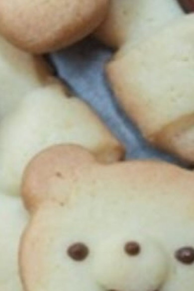 アーモンドを食べるくまのクッキー