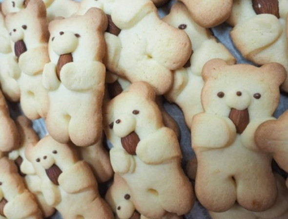 アーモンドを食べるくまのクッキー