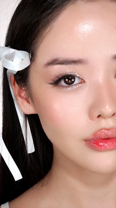 日本と韓国メイクを顔半分ずつで比較