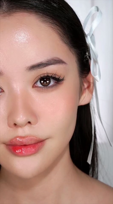 日本と韓国メイクを顔半分ずつで比較