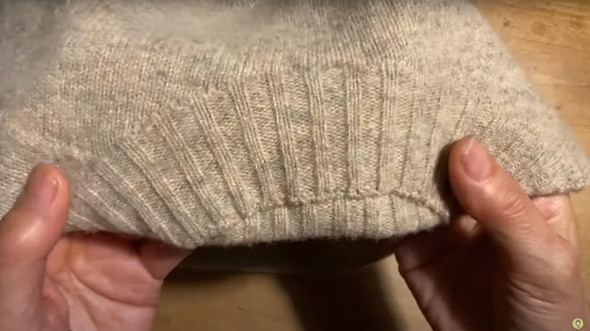 マフラーとセーターをリメイクしてベストに