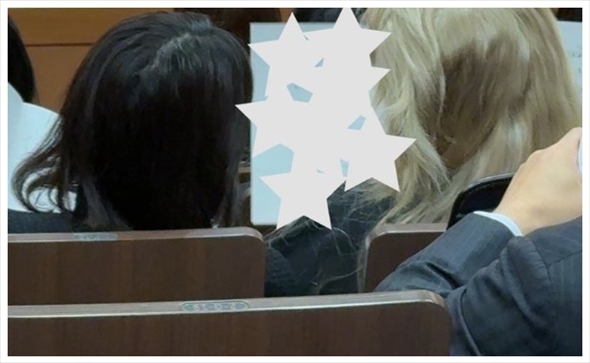 フランス人のママ友と長女・横田真子の卒業式を見守る穴井夕子