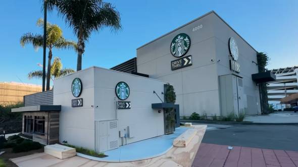 リアルなミニチュアのスターバックスを爆破