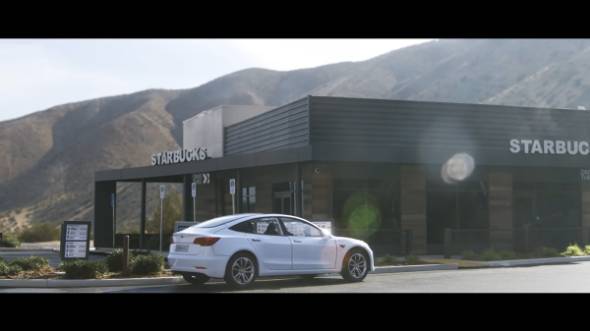 リアルなミニチュアのスターバックスを爆破