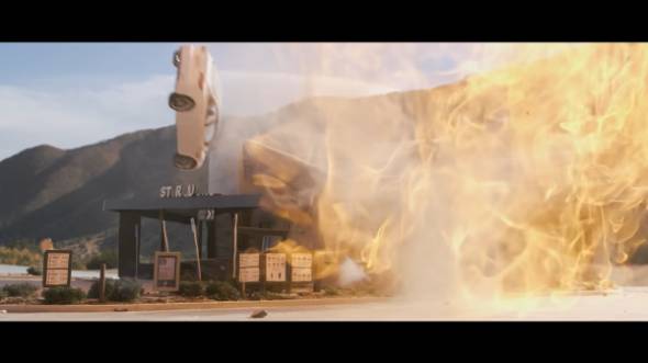 リアルなミニチュアのスターバックスを爆破