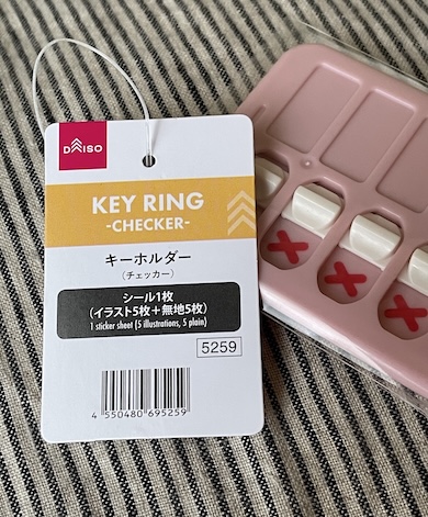 忘れ物チェッカーのタグが映った画像。テキストは「キーリングチェッカー キーホルダー（チェッカー） シール1枚（イラスト5枚＋無地5枚）」