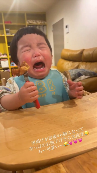 唐揚げを食べながら号泣する1歳児