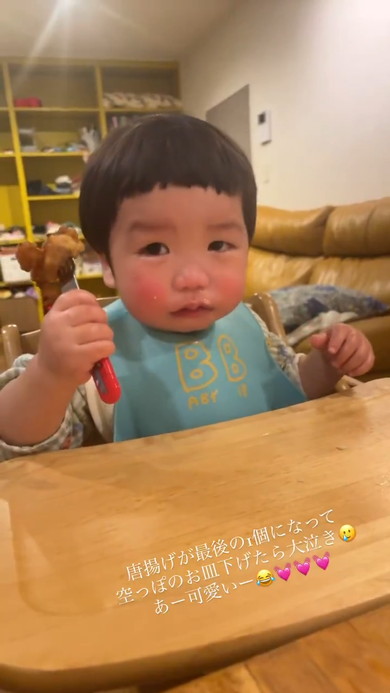 唐揚げを食べながら号泣する1歳児