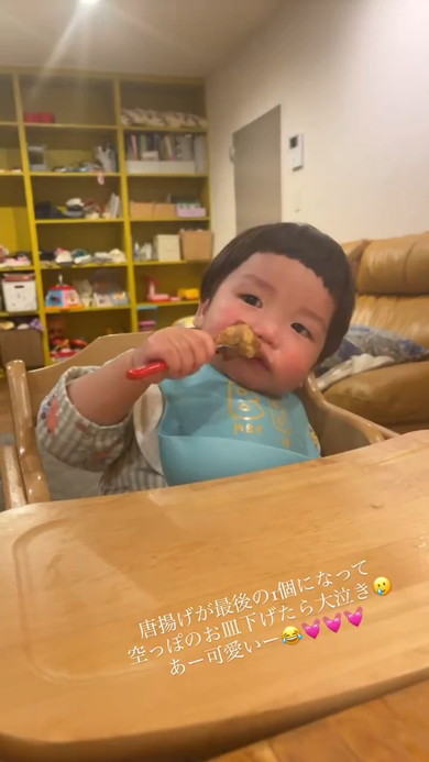 唐揚げを食べながら号泣する1歳児