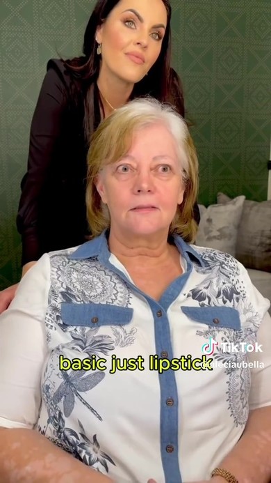 眼鏡を外した変身前の女性