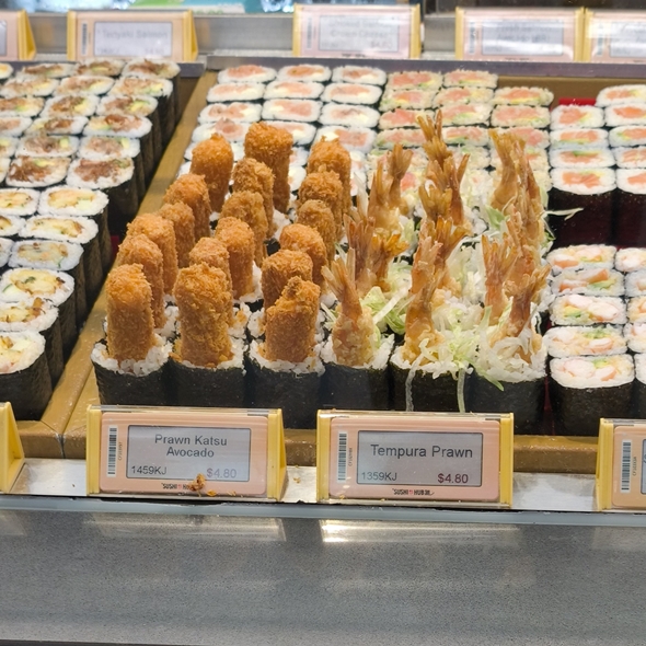 オーストラリアの寿司、海老フライが突き刺さっている