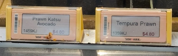 オーストラリアの寿司、海老フライが突き刺さっている