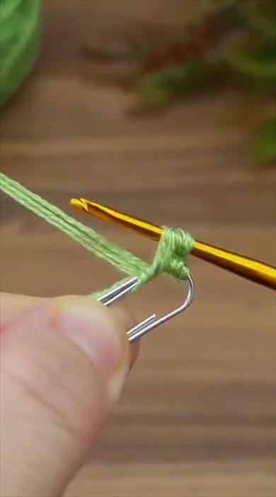 クリップに毛糸を編みこんでいくと……