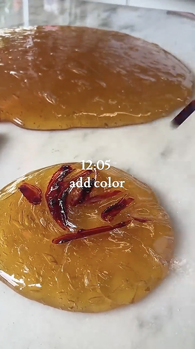 職人の鮮やかなあめ作り