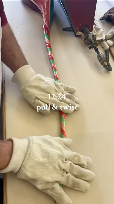 職人の鮮やかなあめ作り