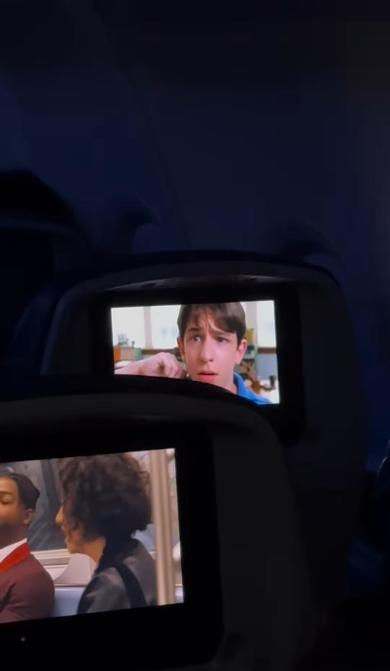 飛行機内で自身の出演作を見ている乗客を発見した米俳優