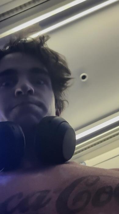 飛行機内で自身の出演作を見ている乗客を発見した米俳優