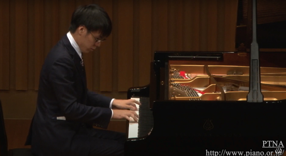 華麗なテクニックでピアノを演奏するじゃがいもさん