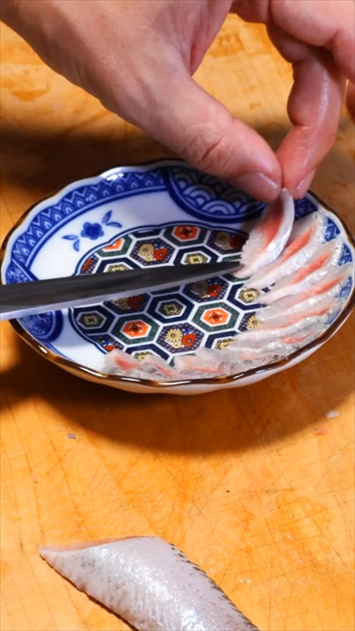 300円で作る花みたいに盛り付けたイワシの刺身