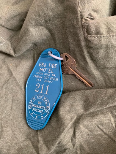 モーテルの名前や部屋番号が記載されている青いタグ付きの鍵