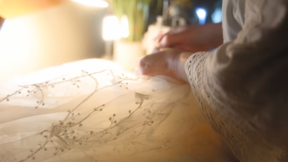 ドレスをミシン縫い