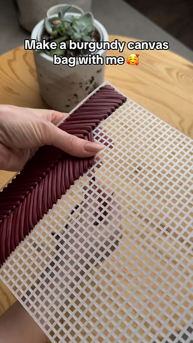 プラ格子に編み糸を通しているところ