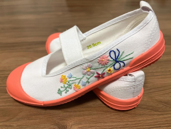 刺しゅうが施された上履き