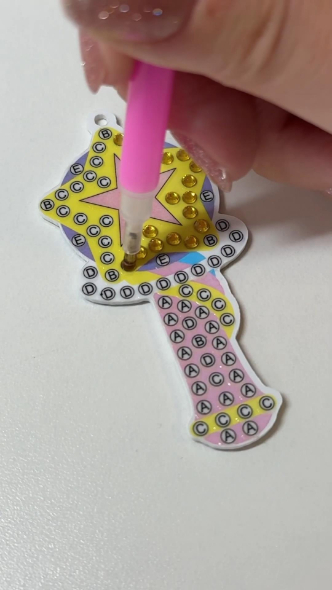 指定されている場所に黄色のビーズを貼る