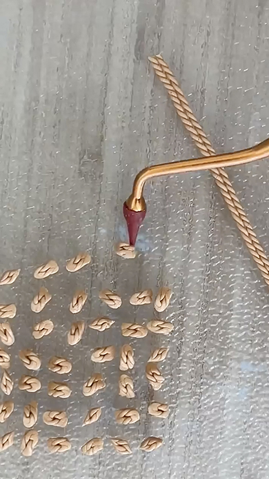 編み物かと思いきや……