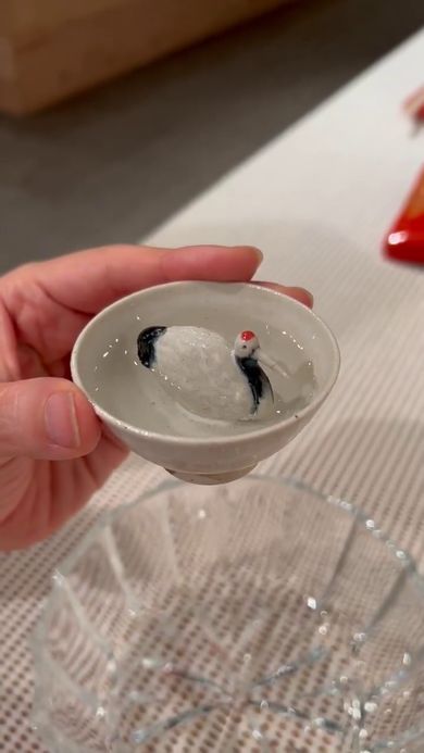 酒を注がれた不思議な酒器