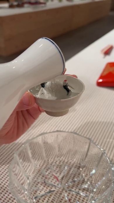 不思議な酒器になみなみと酒を追加