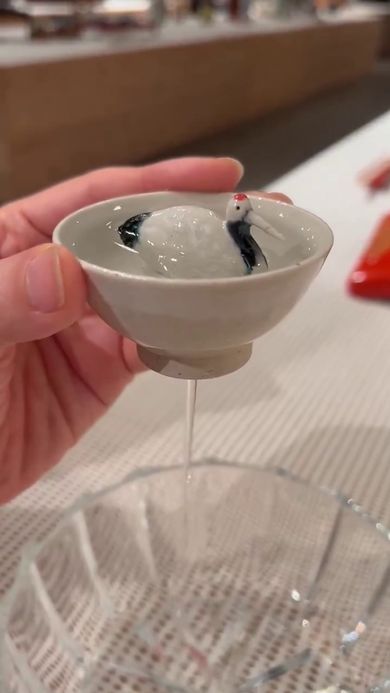 酒が底から流れ出る不思議な酒器