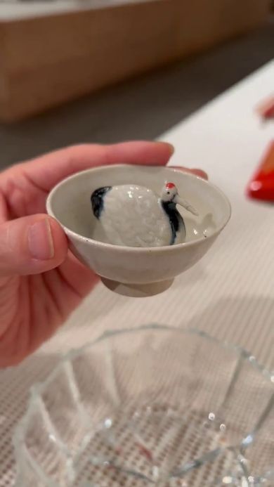 流れ出て空になった不思議な酒器