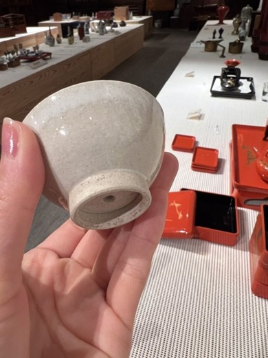 十分杯の底に設けられた穴